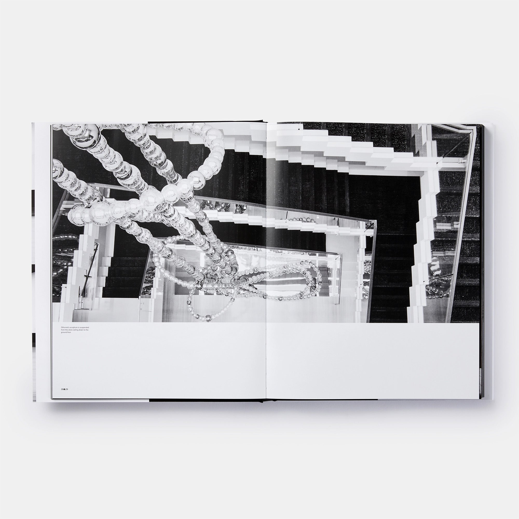 The Architecture of Chanel - כריכה קשה