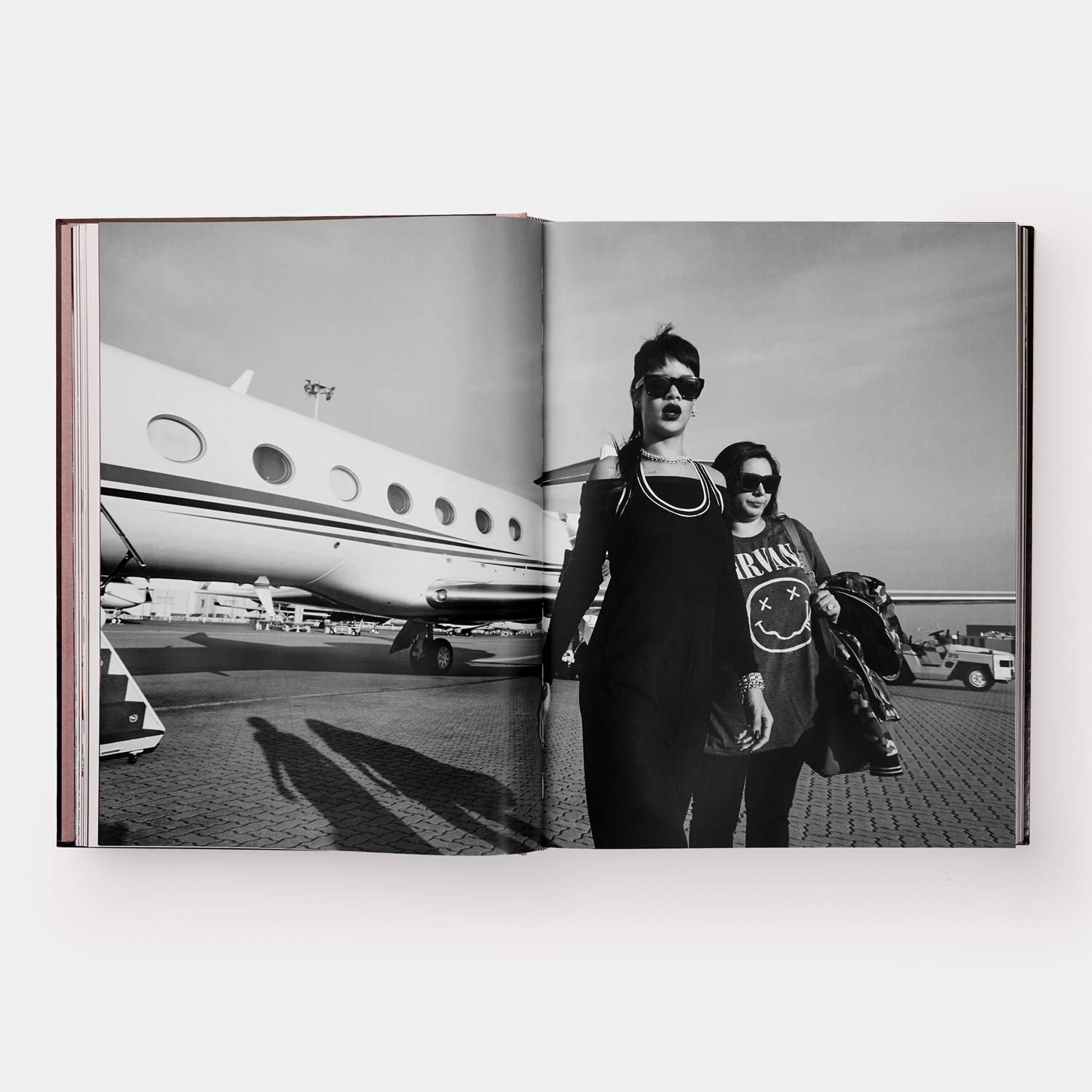 ספר ריהאנה: מהדורה מוגבלת (Fenty x Phaidon) הכולל מעמד יד מקועקע - כריכה קשה