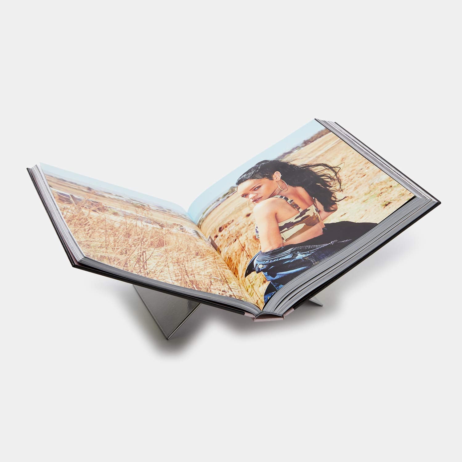 ספר ריהאנה: מהדורה מוגבלת (Fenty x Phaidon) הכולל מעמד יד מקועקע - כריכה קשה